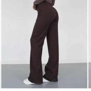 Kostymbyxor Venderbys  - Bruna randiga Kostymbyxor från Venderbys storlek xxs. Fint skick men ändå använda.  Har ganska stor storleksrang och passar mig fint som är 163 cm lång :)