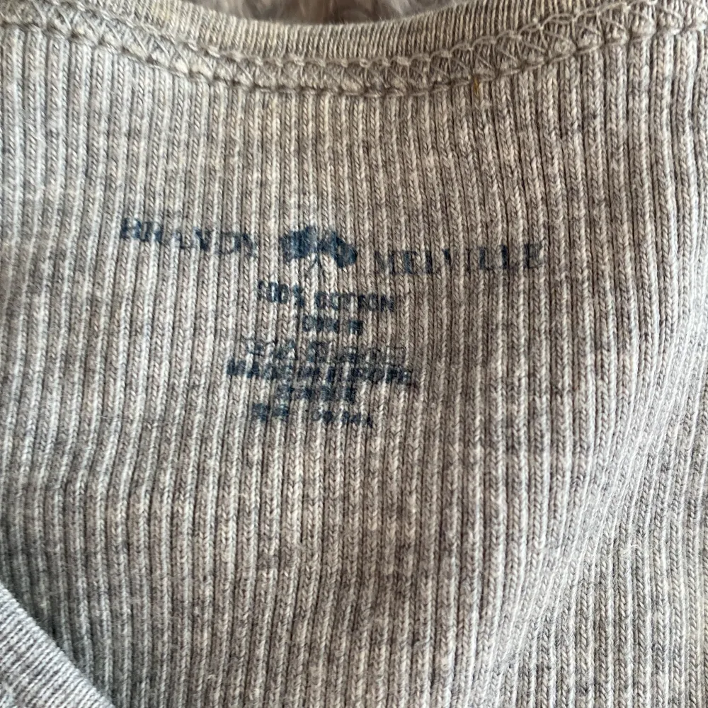 Säljer dessa brandy melville toppar! Båda är kortare i modellen💕 säljer båda för 300kr eller 159kr separat. Toppar.