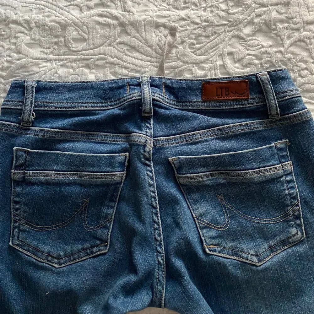 Midjemått- 36 Innerbenslängd- 76cm Klippt av nedre delen av jeansen. . Jeans & Byxor.