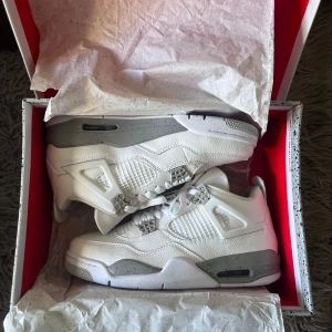 Jordan 4 Oreo - Jag städer upp min brorsar kläder och skor eftersom han flyttar ut och hittade dessa. Oanvända och bara lådan har lite skada, Pris kan diskuteras!