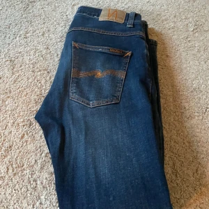Nudie jeans grim tim - Säljer nu dessa nudie jeans i modellen ”grim tim” skicket är 9/10 då de endast har används ett fåtal gånger Strl W33 L32 Det är bara att höra av dig om du har några frågor. Mvh, Hjalmar