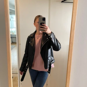skinnjacka  - säljer nu min skinnjacka (såklart inte äkta skinn) då den inte är min stil längre. perfekt till hösten och är helt utan defekter trotts användning. köpt på zalando för 500kr