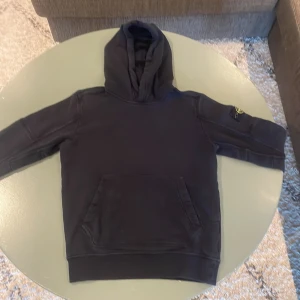 Säljer min stone Island hoodie för jag använder inte den längre  - Helt okej skick har lite skador på armbågarna, men annars super fint 6,5/10 passar storlek 152/158 i barn
