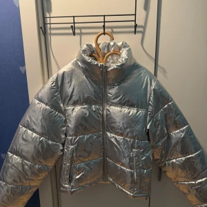 Jacka från Gina  - Använd 1 gång  Jacka från Gina  Stor i storleken 