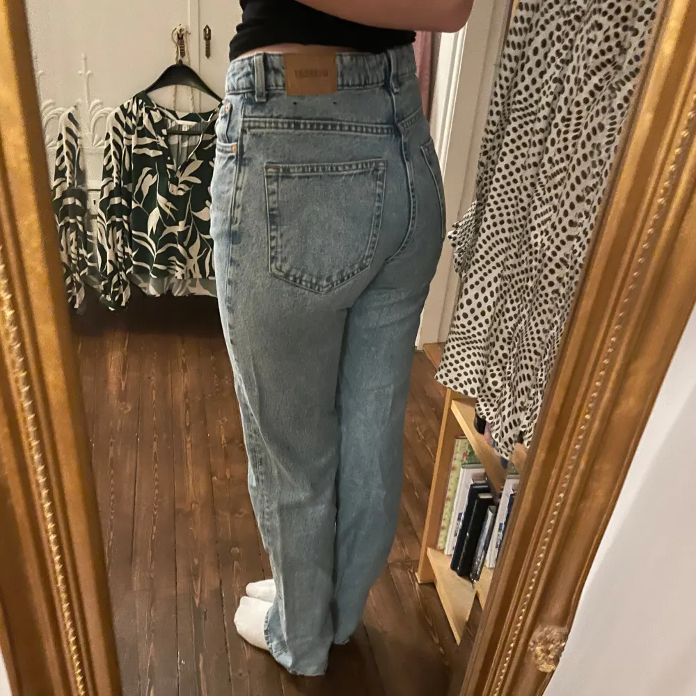 Blå Jeans från weekday, w26 L32, 50kr. Jeans & Byxor.