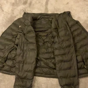 Svart quiltad jacka - Säljer en mörkgrön Morris jacka i storlek S. Skick. 10/10 perfekt till vinter 