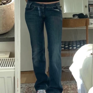 Lågmidjade jeans - Lågmidjade jeans från Lee, de är super snygga🤍 lite slitningar längst ner på benet. Innerbenet är 87cm och midjemåttet är 80cm
