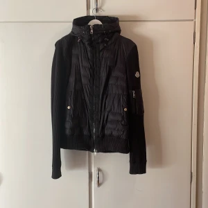 Moncler  - Säljer min Moncler cardigan för 500kr. Använt skick. Hör av er vid funderingar👍