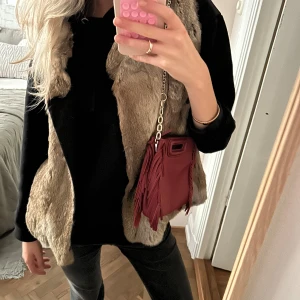 Maje väska - Säljer min röda maje väska. Väskan är i bra skick och kommer med båda banden. Dustbag medföljer! Pris kan diskuteras💕
