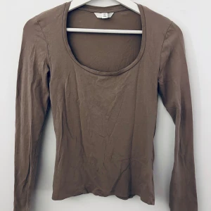 Brun långärmad tröja h&m - Brun långärmad u-ringad tröja ifrån h&m. 