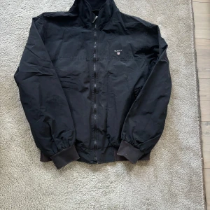 Gant jacka - Lite slittet i färgen på mudd men annars fint skick 