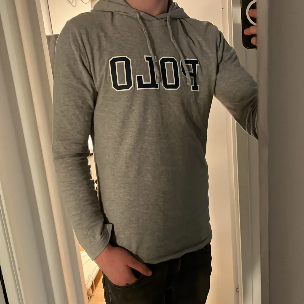 Tja säljer nu en riktigt snygg Ralph lauren hoodie i storlek s och i färgen grå. Hoodien är i ett fint skick utan några defekter som hål eller fläckar. Nypris 1395kr mitt pris 399kr. Hör av dig vid frågor eller funderingar! Pris ej hugget i sten!. Hoodies.