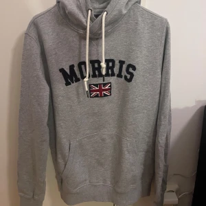 Morris hoodie  - Hej, säljer nu denna superfina Morris hoodie i nyskick. Skriv gärna om ni har frågor eller lägg gärna prisförslag då priset inte är hugget i sten.