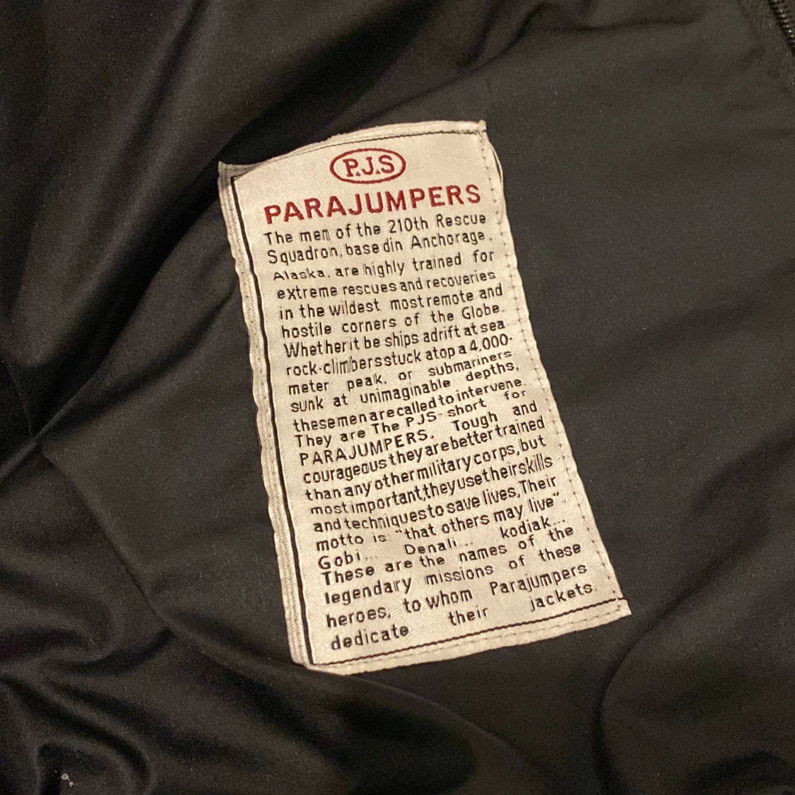 Säljer pjs jacka då den är för stor för mig. Jackan är i xx l - 90