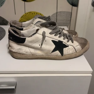 Golden goose superstar - Dags att sälja ett par golden goose, rätt så använda så pris kan diskuteras. Har dessvärre bara skopåsen. 
