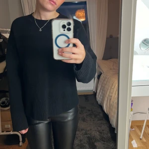 Stickad tröja  - Fin stickad tröja i bra kvalitet. Har tjockare muddar längst ner på ärmen men även längst ner på tröjan. Kostar 550 kronor ny i butik. 