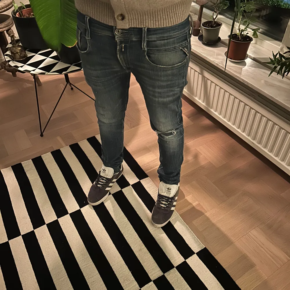 REPLAY ANBASS STL 32 slim fitt, stl 32 Riktigt snygg fade, sitter på gränsen till för litet för mig som är 185 och väger 83kg. Vid frågor eller funderingar är det bara att höra av sig!. Jeans & Byxor.