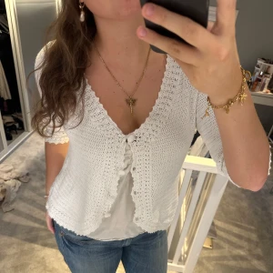 Vit kofta  - Så söt vit kofta❤️