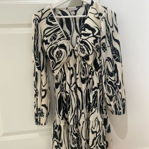 Sommar klänning  - Jätte fin klänning som aldrig är använd 