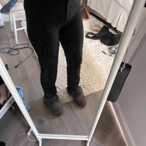 Kostymbyxor med hög midja och smala ben  - Fina kostymbyxor med en smalare passform och hög midja. Endast använda 2 gånger så i fint skick. 