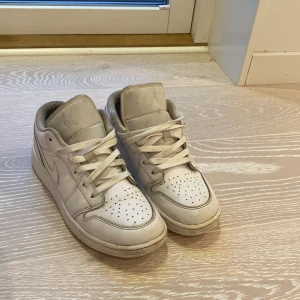 Jordan skor - Bra skick 7/10. Inga hål och fortfarande ganska vita. Nypris ca 1000. Sulan i är 23,5 cm