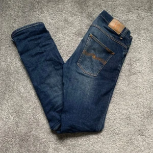 Nudie grim tims - Nudie grim tims marinblåa i storlek 33/34. Fast pris.