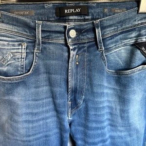 Replay jeans  - Intressekol på dessa feta replay jeans. Jeansen är i nyskick. Storlek 31/32. Frågor eller funderingar är det bara att höra av sig!