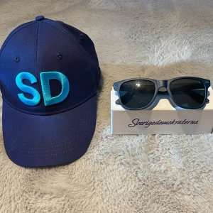SD - SD keps och glasögon. 10/10 skick.