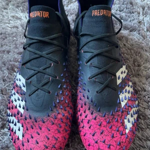 Adidas predator freak.1 high AG/FG - Storlek 40, ingen sula därför är priset så billigt, bra skick.