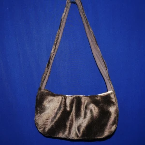 Handsydd handväska "Lilla björn" - Blandade material 100% återbruk Storlek: ca 24x13cm Band: ca 62cm Dragkedja: Finns Effekt: fett mys