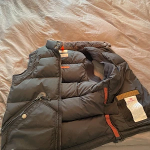 Parajumper Kobuk svart S - Västen är i nyskick enbart använd 3-4 gånger totalt. Hör av er vid frågor. 