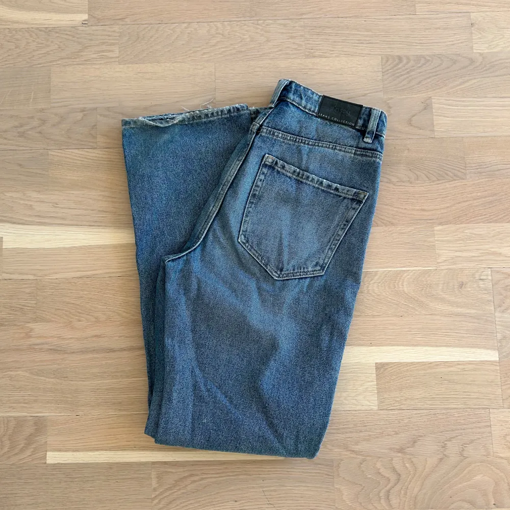 Blå jeans från Sinsay. Rippade jeans med dragkedja. Hög midja./ Blå jeans från Sinsay. Rippade jeans med dragkedja. High waisted . Jeans & Byxor.