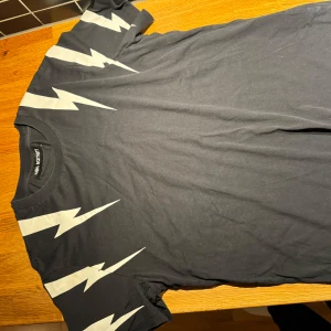 Neil barret t shirt - Neil barret t shirt jätte fin inte trasig någonstans Storlek M passar  Nyrpis 3000