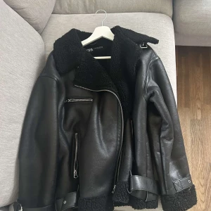 Super fin jacka från Zara - Super fin jacka i fint skick och väll omhändertagen 