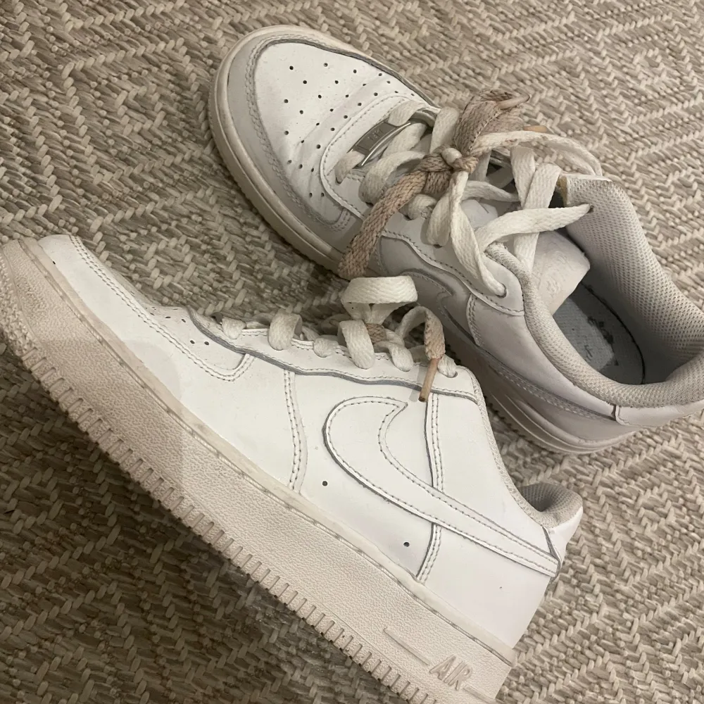 Säljer mina NIKE AIR force sneakers. Skorna är i OK skick, använd ganska mycket. Snören behövs bytas eller rengöras annars är skorna i bra skick. Storlek 35. . Skor.