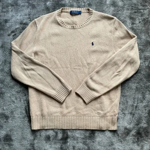 Ralph lauren tröja - Säljer snygg brun/beige Ralph lauren tröja i storlek S. Väldigt bra skick och självklart äkta. Har mått i bild så ni kan se hemma hur den passar