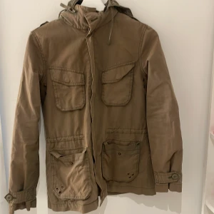 säljer denna militär jackan  -  Säljer min militärjacka då den är för liten inte använt mycket