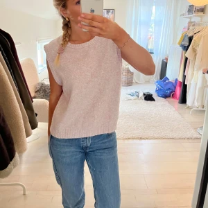 Rosa stickad topp - Säljer denna rosa stickade väst i storlek M som är i fint skick 