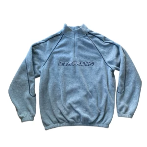 Grå fleece tröja från iets frans - Säljer en supermysig grå fleece tröja. Den har en halv dragkedja framtill.. Tröjan har en avslappnad passform och är riktigt skön att ha på sig. Perfekt för både vardag och chill! 💙