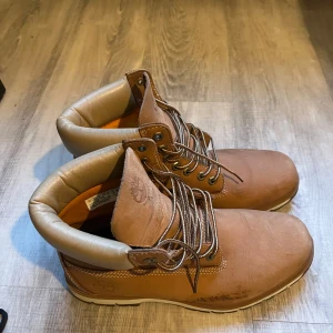 Timberland skor - Säljer timberlands skor, passar perfekt nu till hösten. De har mindre fläckar som man kan se på första bilden. Går bra om man vill ha extra bilder. I stolek 44.5
