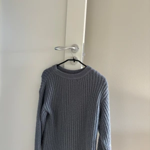 Blå stickad tröja - Säljer min blåa stickade tröja från NAKD i storlek xs. Materialet är ganska tjockt. Tröjan är lite nopprig men inget som syns så tydligt.  Pris: 55kr plus frakt