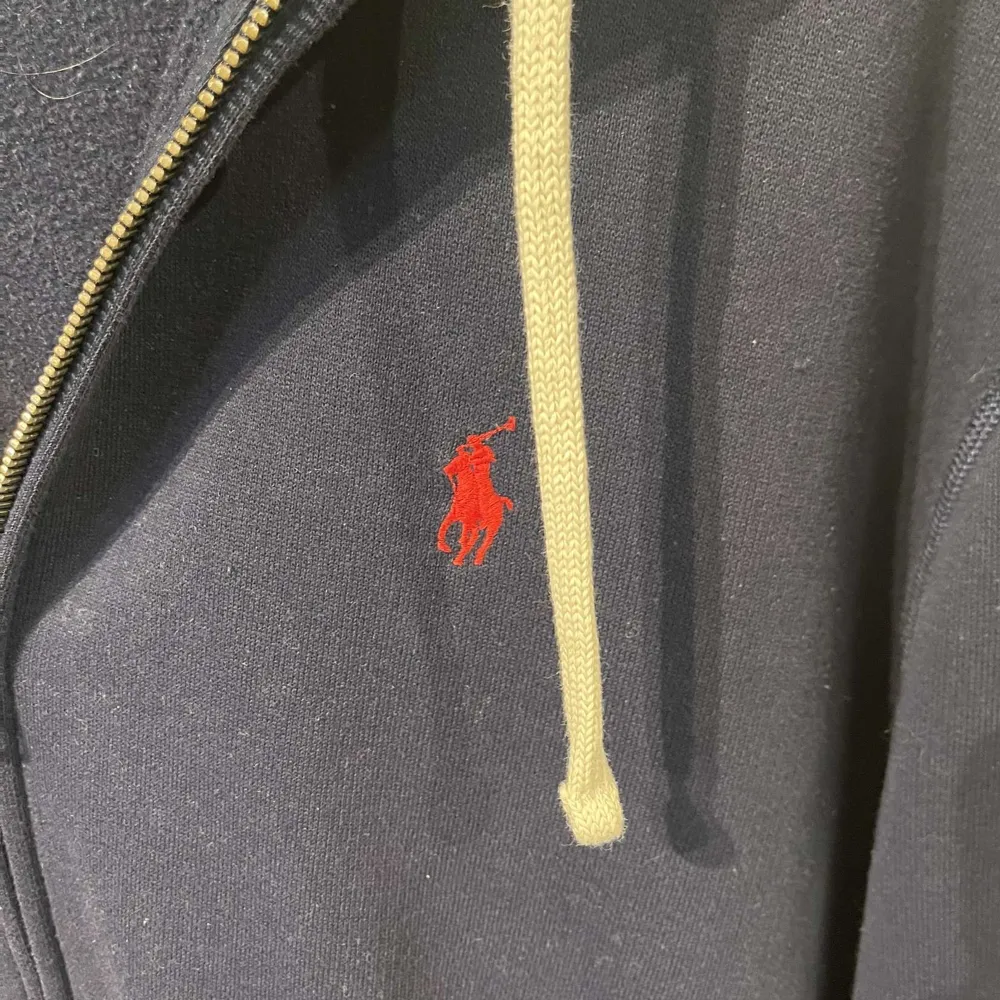 Säljer denna supersnygga polo Ralph Lauren zip hoodien. Skick: 8.5/10 använd ett dussin gånger. Nypris 2000 vårt pris 749. Skirv vid frågor. Hoodies.