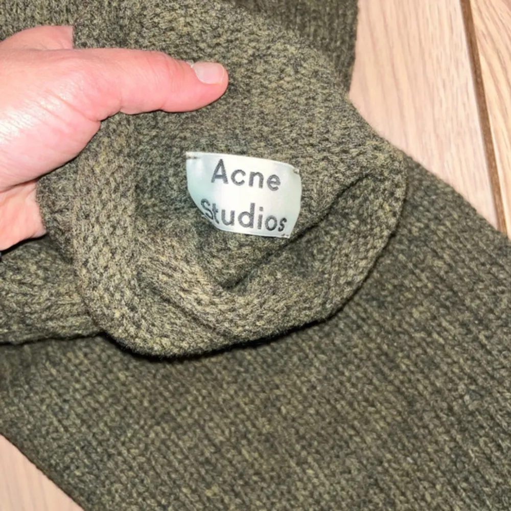 Stickad tröja av märket Acne Studios  Storlek XXs Oanvänd. . Tröjor & Koftor.