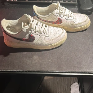 Nike air force - Säljer nu mina Nike air force då dem inte kommer till användning. Skick: 8/10 en fin tvätt så kommer dem glänsa som nya😉 Priset är inte hugget i sten. Kom PM om frågor 