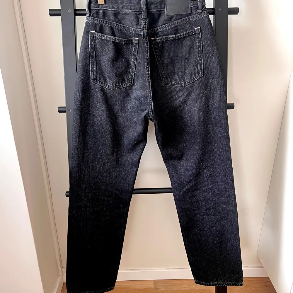 Size 26/32 - used a few times but are in very good condition.   Description: Mece jeans are cut to a regular fit with a high waist, straight leg and cropped length. Made from rigid denim in a black wash with a button fly. The material is 100% cotton.. Jeans & Byxor.