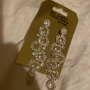 Ur och penn örhängen  - Aldrig använda. Guld med diamanter. Om frågor eller behov av mer bilder kom privat. Kan gå ner i pris vid snabb affär.