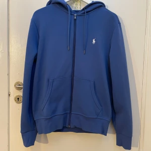 Ralph lauren zip hoodie - Säljer denna kofta då den inte används. Köpt förra året och använd endast ett fåtal gånger.  Plagget har inga deffekter Köpt för 2200kr  Säljer för 1400 Pris kan diskuteras 