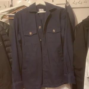John Henric overshirt - I nyskick typ 3 månader gammal, nypris 1500 kr