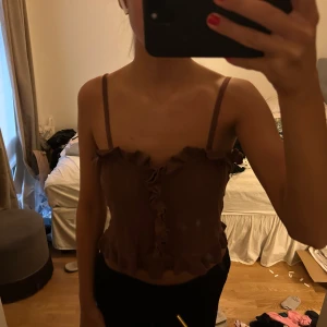 Stickad linne  - Brunt linne från zara med volang 