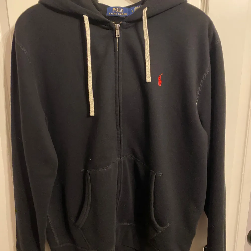 Säljer min Ralph lauren hoodie som är lite för stor för mig. Tröjan är använd fåtal gånger och är i bra skick. Kvittot finns! Hör av er vid funderingar, pris kan diskuteras. Hoodies.